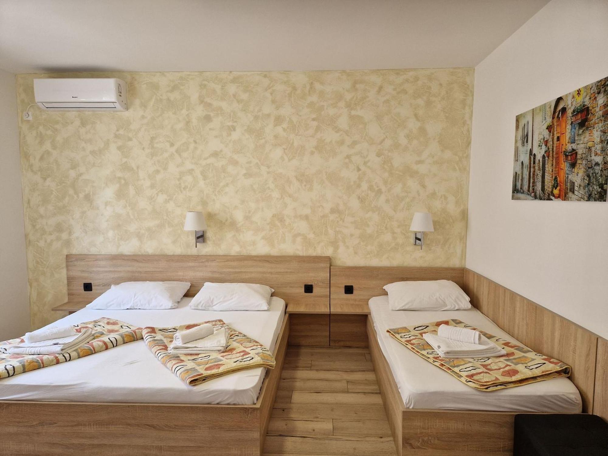 Apartment And Rooms Amenka Novalja Kültér fotó
