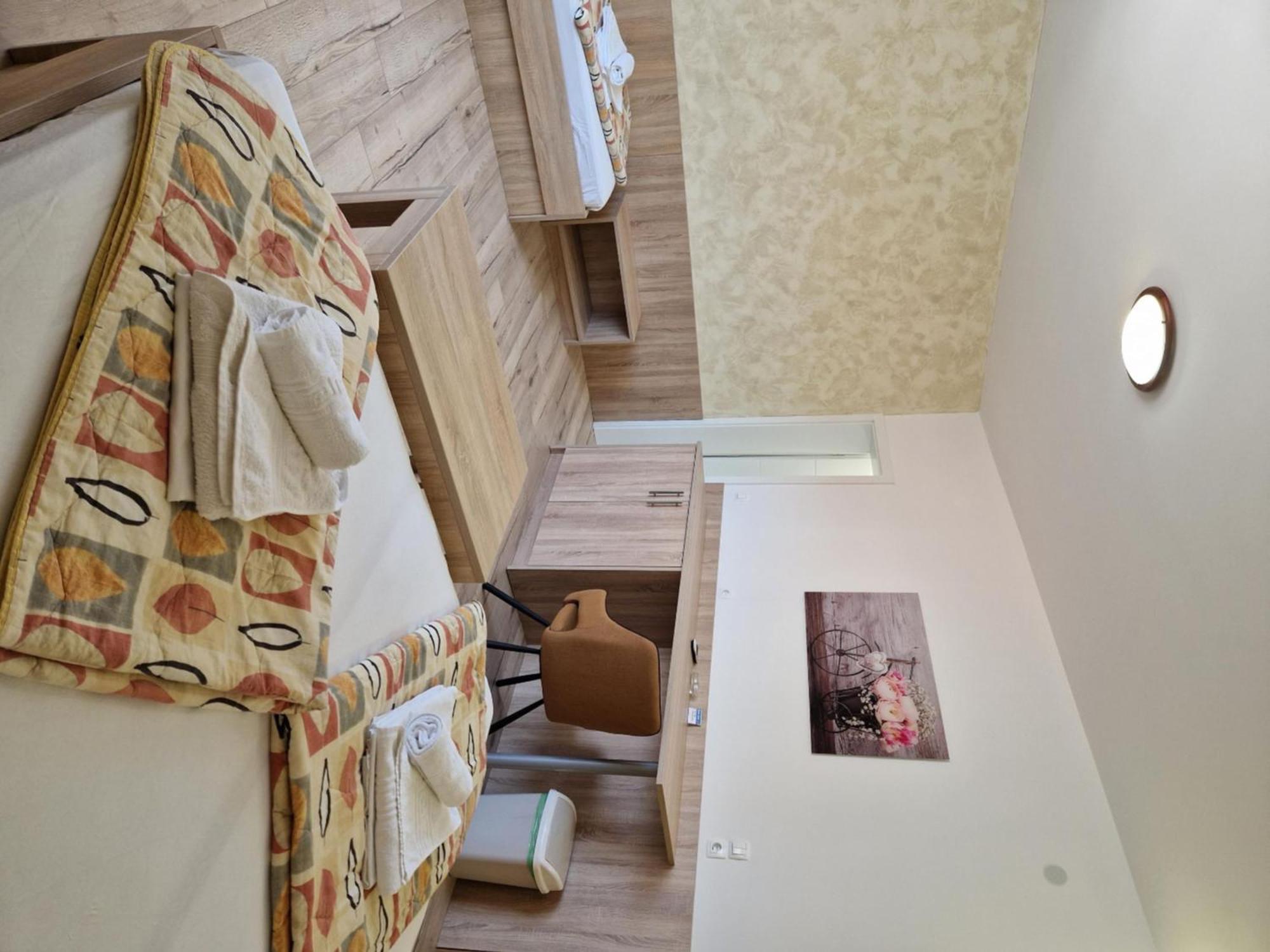 Apartment And Rooms Amenka Novalja Kültér fotó