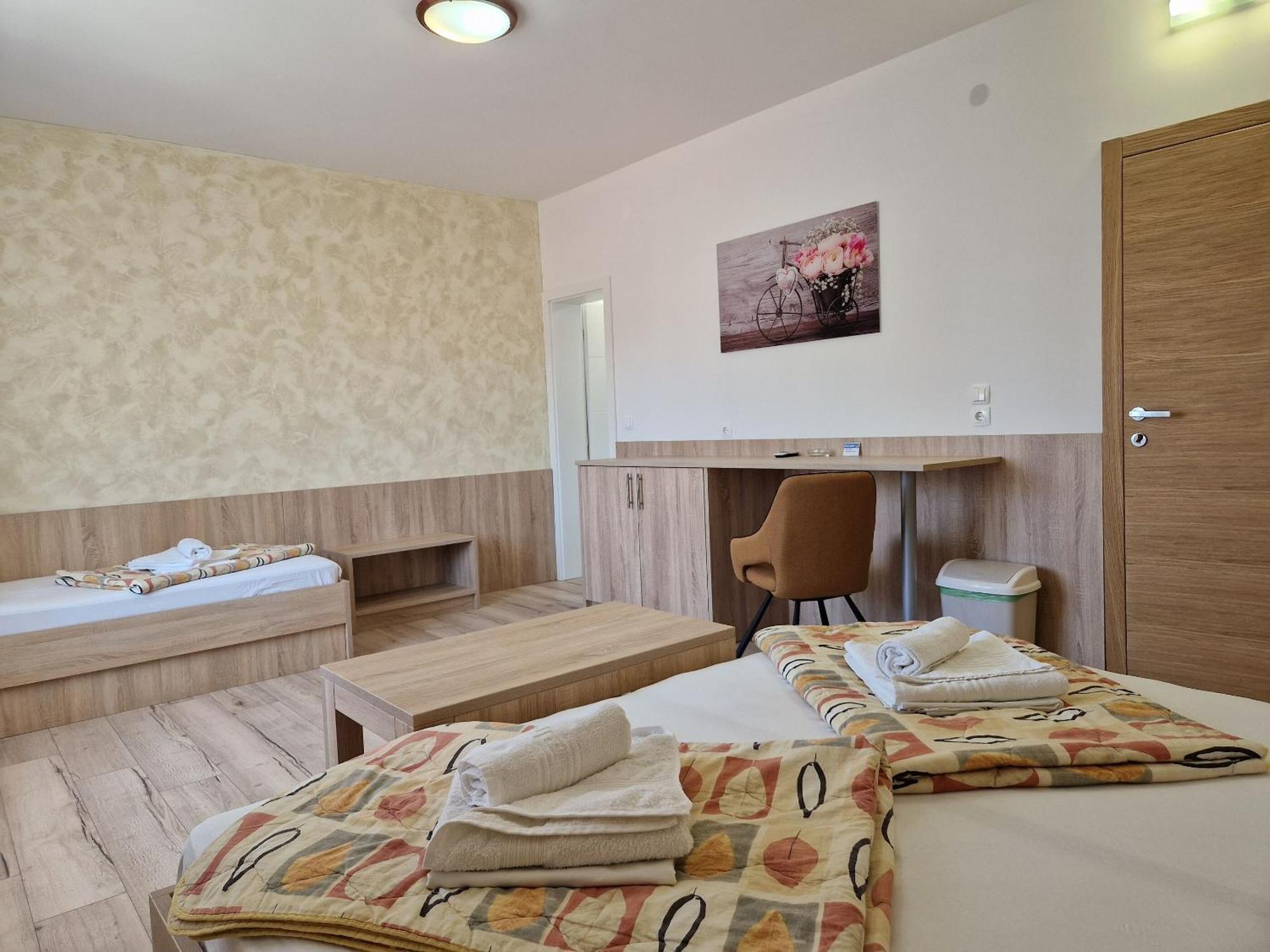 Apartment And Rooms Amenka Novalja Kültér fotó