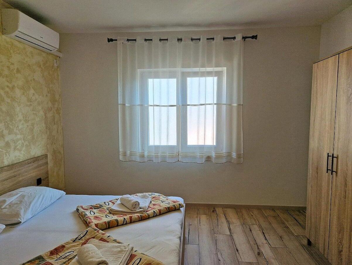 Apartment And Rooms Amenka Novalja Kültér fotó