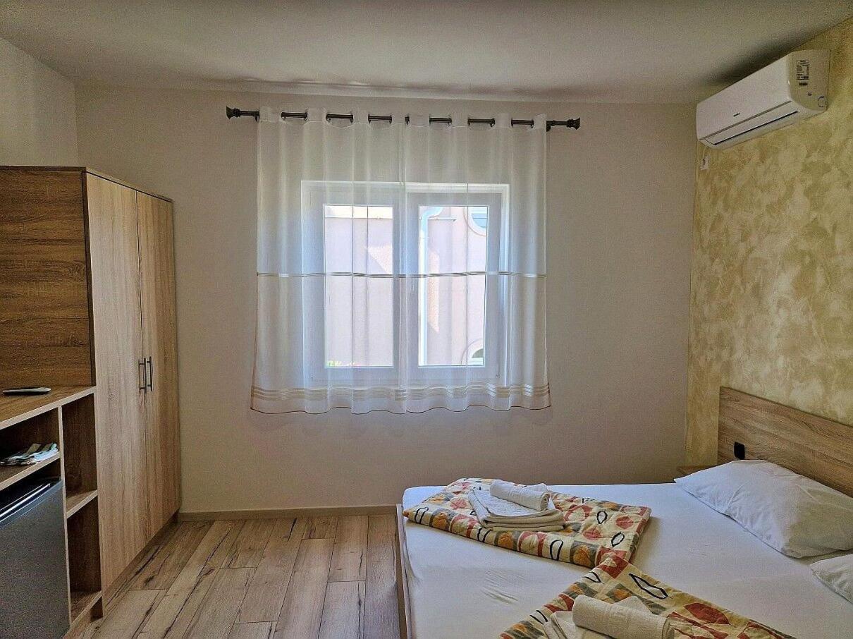 Apartment And Rooms Amenka Novalja Kültér fotó