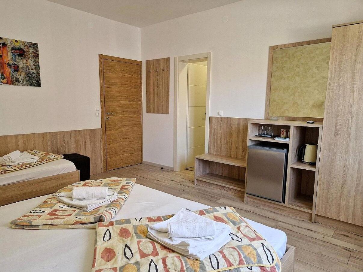Apartment And Rooms Amenka Novalja Kültér fotó