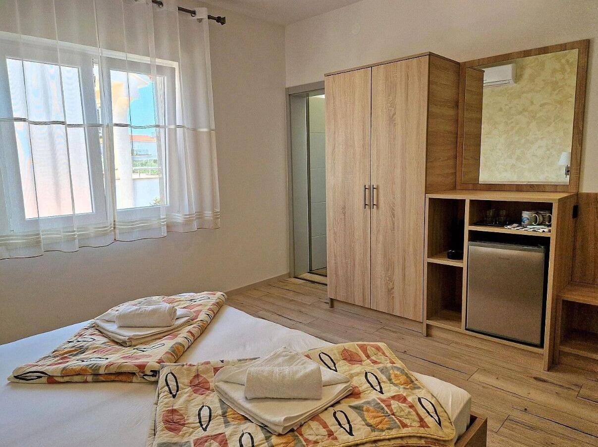 Apartment And Rooms Amenka Novalja Kültér fotó