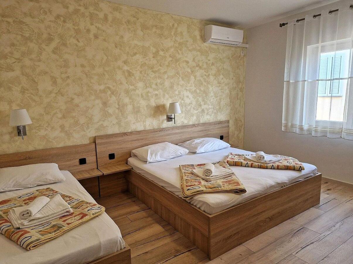 Apartment And Rooms Amenka Novalja Kültér fotó